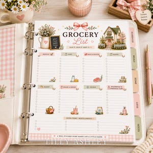 Puede incluir: Una p&aacute;gina de lista de la compra en una carpeta con una ilustraci&oacute;n de una casa de campo, un lazo rosa y secciones para productos, l&aacute;cteos, carne, despensa, panader&iacute;a, snacks, congelados y hogar. Texto: GROCERY LIST, PLAN IT. SHOP IT. ENJOY IT.