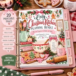 Puede incluir: Una carpeta de planificación de cocina navideña imprimible con una portada festiva que muestra galletas de jengibre, un tazón y utensilios de cocina. El texto dice Cozy Christmas Kitchen Planning Bundle, Plan Organize Bake Enjoy.