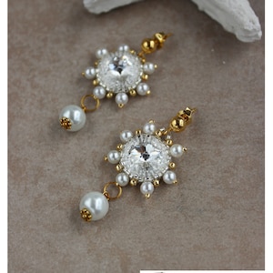 witte parelbloem zilveren studs, verguld, bloem oorbellen, sprookje sieraden, Oorbellen parel, zilveren oorbellen, bruid oorbellen, bruiloft
