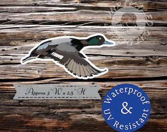 Puede incluir: Una pegatina de un pato negro y verde en vuelo. La pegatina mide aproximadamente 7,6 cm de ancho por 6,4 cm de alto. La pegatina es impermeable y resistente a los rayos UV.