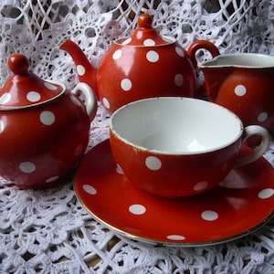 Ancien service à thé en Digoin Sarreguemines à pois blancs sur fond rouge théière tasse soucoupe pot à crême sucrier confetti 1920 rétro.
