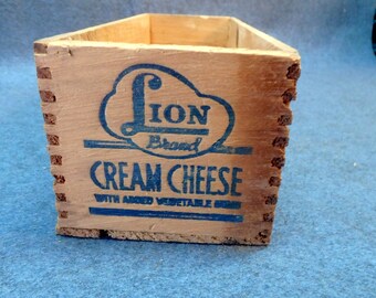 VIntage Wooden Cream Cheese Box, Lion Brand, Box Joint Corners Columbia Cheese Company.