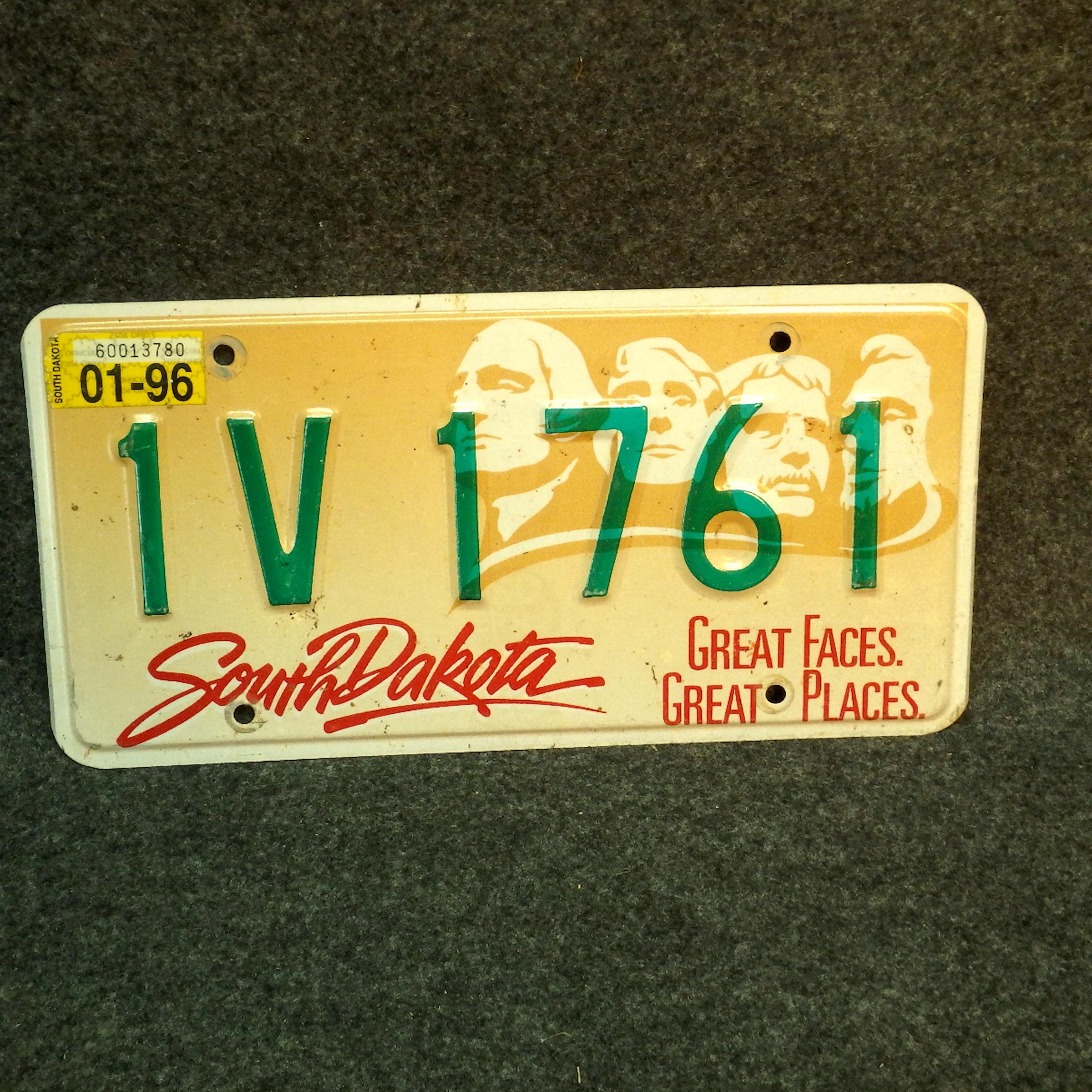 South Dakota License Plate - 1V1761 - Mount Rushmore - Great Faces