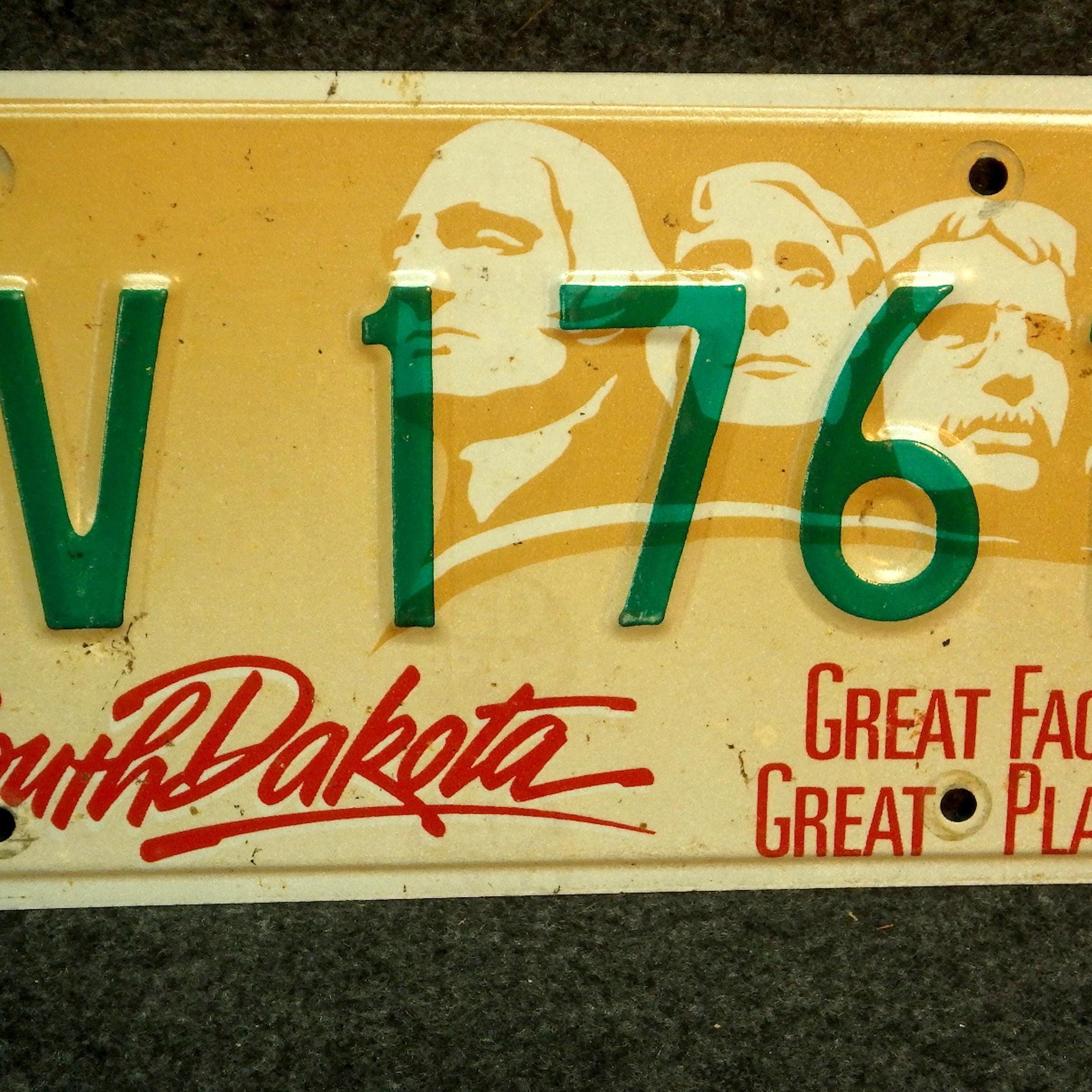 South Dakota License Plate - 1V1761 - Mount Rushmore - Great Faces