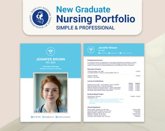 Op de afbeelding: Een blauwe en witte sjabloon voor een verpleegportfolio met een foto van een vrouw in een blauwe verpleeguniform. De tekst "New Graduate Nursing Portfolio" staat bovenaan de pagina. De tekst "Jennifer Brown RN, BSN" staat bovenaan de rechterkant van de pagina. De tekst "Professional Overview, Education & Awards, License & Certifications, Evidence Based Project, Clinical Experience" staat aan de rechterkant van de pagina.