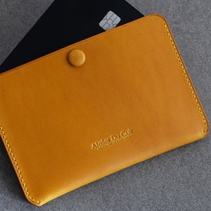 Tarjetero/titular/billetera Simplet "SNAP" Buttero mostaza by Atelier Du Cuir