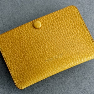 Porte-cartes Simplet « SNAP » Atelier Du Cuir Moutarde Dollaro