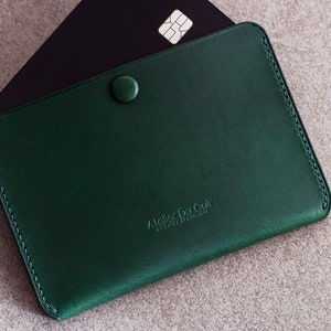 Portacarte/portafoglio/portafoglio Simplet “SNAP” verde burro di Atelier Du Cuir