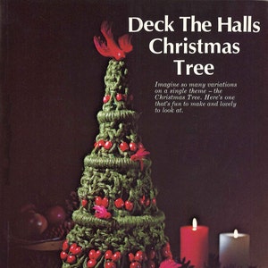 Può includere: Un albero di Natale verde fatto di corda con bacche rosse e un cardinale rosso in cima. L'albero è circondato da candele e una scatola regalo con un motivo a quadri. Il testo "Deck The Halls Christmas Tree" è in cima all'immagine.