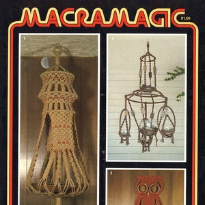 Op de afbeelding: Een tijdschriftcover voor Macramé Magic met drie macramé-projecten: een hangende plantenhanger, een kroonluchter en een uilwanddecoratie.