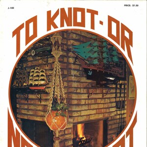 Puede incluir: Una portada de libro con el título "To Knot-Or Not To Knot" en texto naranja sobre fondo blanco. La portada presenta una foto de una chimenea de ladrillo con fuego ardiendo en el hogar. Un colgador de plantas de macramé cuelga de la repisa de la chimenea.