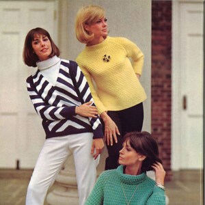 Puede incluir: Tres mujeres con diferentes suéteres. La mujer de la izquierda lleva un suéter a rayas blanco y negro con pantalones blancos. La mujer del medio lleva un suéter amarillo con pantalones negros. La mujer de la derecha lleva un suéter verde con pantalones negros.