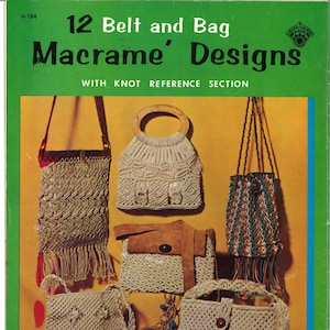 Könnte beinhalten: Ein Buchcover mit dem Titel "12 Belt and Bag Macrame Designs" mit einem Knoten-Referenzbereich. Das Cover zeigt einen grünen Hintergrund mit einem gelben Hintergrund hinter dem Titel. Das Buchcover zeigt eine Vielzahl von Makramee-Taschen und -Gürteln in verschiedenen Farben und Designs.
