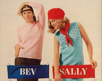 Può includere: Due donne con top all'uncinetto sedute su sedie da regista. La sedia a sinistra ha il nome "BEV" sullo schienale e la sedia a destra ha il nome "SALLY" sullo schienale.