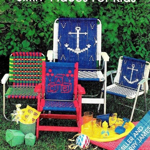 Puede incluir: Una portada de libro para un proyecto de artesanía de macramé titulado "Plaid's Macrame: Sittin' Places For Kids". La portada presenta una ilustración colorida de sillas de macramé en un jardín. El libro incluye instrucciones para hacer 10 sillas, utilizando cordón de macramé, e incluye dos juegos a juego para adultos y niños.