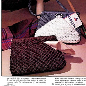 Puede incluir: La imagen muestra tres bolsos de macramé en varios colores: un borgoña oscuro, un azul marino y un diseño blanco en forma de corazón. Los bolsos se muestran con una etiqueta de Delta Air Lines y un asa de madera. El texto "NEWEST NOTION" está en la parte superior.