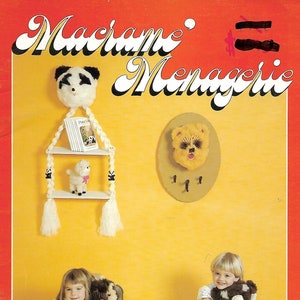 Pode incluir: Uma capa de livro com o título "Macramé Menagerie" e o texto "Inclui 11 projetos". A capa apresenta uma parede de macramé com um panda, um cordeiro e uma prateleira com livros. Duas meninas estão sentadas no chão, cada uma segurando um animal de macramé.