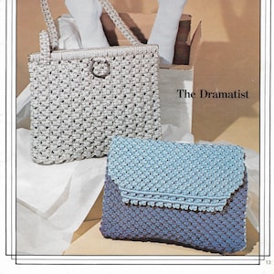 以下が含まれることがあります： 白と青の2つの手編みバッグ。バッグの上には「The Sophisticate」と「The Dramatist」の文字が書かれている。