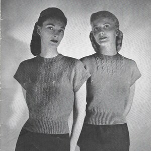 Peut inclure: Deux femmes portant des pulls à manches courtes en tricot avec des motifs en câble. Le pull à gauche est un simple pull, tandis que le pull à droite a un col en câble. Le texte "PULLOVER No. 5228" est en bas à gauche de l'image, et le texte "CABLE YOKE PULLOVER No. 5229" est en bas à droite de l'image.