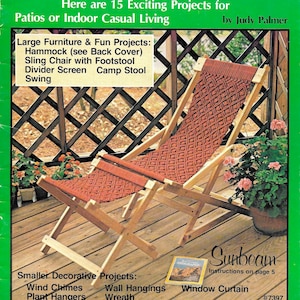 Op de afbeelding: Een macramé ligstoel met een ruitpatroon in bruin- en oranjetinten. De stoel is gemaakt van hout en staat op een houten terras. De afbeelding komt uit een boek met de titel "The Sunny Side of Macrame".