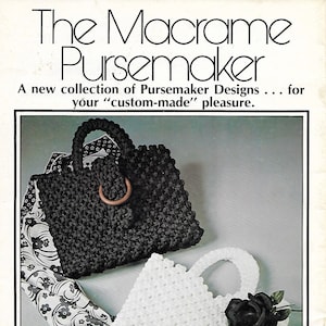 Può includere: Una copertina di libro con due borse in macramè, una nera e una bianca, con il titolo "The Macrame Pursemaker" e il testo "A new collection of Pursemaker Designs...for your "custom-made" pleasure."  Il libro è di Rose Brinkley e presenta 14 design accattivanti.