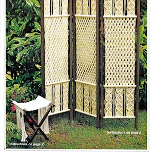 以下が含まれることがあります： 3 つの白いマクラメ製の部屋仕切りは、結び目のついたロープで作られており、庭園の中に立っています。仕切りは 3 つのパネルで構成されており、それぞれ異なるパターンになっています。仕切りは白いロープで作られており、木製のポールに取り付けられています。仕切りは、緑の芝生と植物のある庭園の中に立っています。画像の上部には「Campers R&R Sunscreen」というテキストがあります。画像の左下には「Instructions on page 10」というテキストがあります。画像の右下には「Instructions on page 8」というテキストがあります。