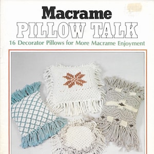 Könnte beinhalten: Ein Buchcover mit dem Titel "Macrame Pillow Talk" und dem Untertitel "16 Decorator Pillows for More Macrame Enjoyment". Das Cover zeigt vier Makramee-Kissen in verschiedenen Farben und Mustern.