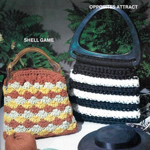 Peut inclure: Deux sacs en crochet, l'un à rayures noires et blanches, l'autre à motifs géométriques en brun, jaune et blanc. Les sacs ont des anses uniques. Le texte "SHELL GAME" et "OPPOSITES ATTRACT" est visible sur l'image.