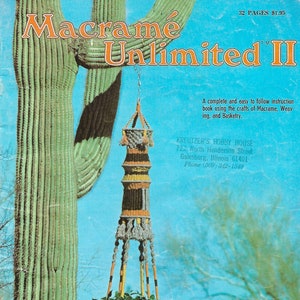 Puede incluir: Un macetero de macramé con una planta verde en su interior, colgando de una rama de un cactus grande. El macetero está hecho con cordón de color natural y tiene detalles amarillos y negros. El texto "Macrame Unlimited II" está en la parte superior de la imagen. El texto "Macra-Weave Page Fourteen" está en la parte inferior de la imagen.