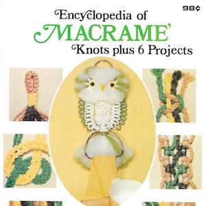 以下が含まれることがあります： 「マクラメ百科事典」というタイトルと「結び目プラス6つのプロジェクト」というサブタイトルがついた本の表紙。表紙には、タオル掛けに掛けられたカラフルなマクラメのフクロウが描かれている。この本には、25種類の結び目と45枚のカラー写真も含まれている。