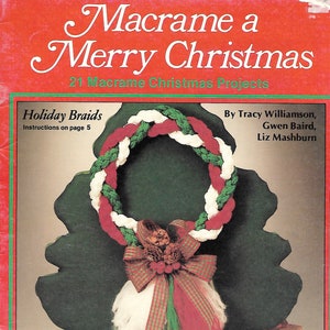 Könnte beinhalten: Ein Buchcover mit dem Titel "Macrame a Merry Christmas" und dem Untertitel "21 Macrame Christmas Projects". Das Cover zeigt eine grüne Baumsilhouette mit einem rot-weiß-grünen Makramee-Kranz, der daran hängt. Der Kranz ist mit einer rot-weiß-grünen Karoband Schleife und einem weißen, flauschigen Bommel verziert. Am Fuß des Baumes liegen außerdem drei verpackte Geschenke.