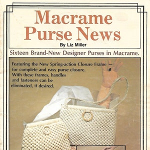 以下が含まれることがあります： 「Macrame Purse News」の表紙には、クリーム色のマクラメの財布が2つと、小さな茶色の財布が描かれています。「Sixteen Brand-New Designer Purses in Macrame」と「Featuring the New Spring-action Closure Frame」というテキストがあります。Craft Publicationsから出版されています。