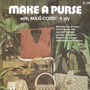以下が含まれることがあります： 様々なスタイルと色のマクラメの財布が写った、ヴィンテージの手芸広告。テキストには「MAKE A PURSE」と「MAXI-CORD 4 ply」と書かれています。財布には竹製の持ち手と装飾的な要素があります。