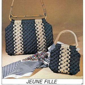 Könnte beinhalten: Zwei gehäkelte Taschen mit schwarzen und weißen Streifen. Die größere Tasche hat einen Bambusgriff. Die kleinere Tasche hat einen braunen Griff. Beide Taschen liegen auf einem gestreiften Stoff.