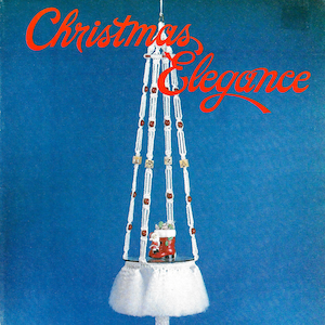 Könnte beinhalten: Ein weißer Makramee-Weihnachtsbaumschmuck mit roten Perlen, goldenen Glöckchen und einem Stiefel des Weihnachtsmanns mit weißem Pelzbesatz. Der Anhänger hängt an einer weißen Schnur und hat einen weißen Häkelrock. Der Hintergrund ist einfarbig blau. Der Text "Christmas Elegance" und "Santa's Coming" ist auf dem Bild gedruckt.