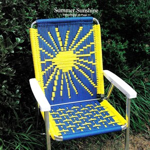 Può includere: Una sedia pieghevole vintage con un design intrecciato blu e giallo, che ricorda un'esplosione solare. La sedia ha una struttura in metallo argentato e braccioli bianchi. Il testo in alto recita "Summer Sunshine" e "Instructions on Page 11".