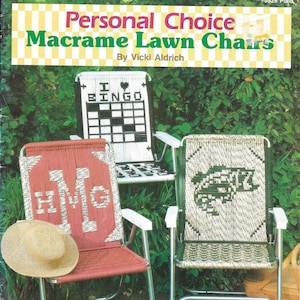 Może przedstawiać: Okładka książki z tytułem "Personal Choice Macrame Lawn Chairs" autorstwa Vicki Aldrich. Okładka przedstawia trzy makramowe krzesła ogrodowe o różnych wzorach, w tym planszę do gry w bingo, monogram i wzór z sercem. Okładka książki zawiera również tekst "13 Colorful, Easy Designs for Patio Chairs Plus An Alphabet for Personalizing".