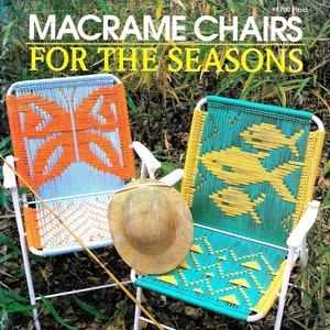 Puede incluir: Una portada de libro con dos sillas de macramé con patrones coloridos. El título del libro es "Macrame Chairs for the Seasons" y el subtítulo es "12 Designs for Seasonal Pleasure". El libro es de Liz Miller y utiliza una técnica simple de "Cording" para hacer sillas de patio y taburetes.