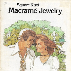 Puede incluir: Una portada de libro vintage con una pareja en un entorno de jardín. El título del libro es "Square Knot Macrame Jewelry".