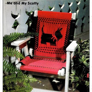 Könnte beinhalten: Ein weißer Holzstuhl mit einer rot-schwarzen geflochtenen Sitzfläche und Rückenlehne. Die Rückenlehne des Stuhls zeigt eine schwarze Silhouette eines Schottischen Terriers. Der Stuhl steht auf einer Holzveranda mit grünen Farnen im Vordergrund. Der Text "Me and My Scotty" ist oben im Bild gedruckt.