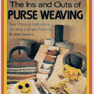 Może przedstawiać: Okładka książki z tytułem "The Ins and Outs of Purse Weaving" z podtytułem "Basic Weaving Instructions for using a Simple Flatloom" autorstwa Jackie Stephens. Okładka przedstawia różne tkane torebki i torby w różnych kolorach i wzorach.