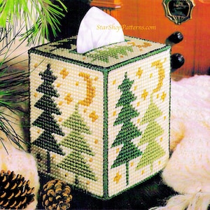Libro con cartamodello natalizio vintage su tela in plastica PDF • Cartamodello natalizio su tela in plastica • Scatola per fazzoletti per albero di Natale Scena di nevicate con luna invernale e neve
