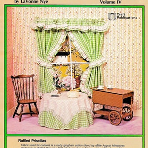 Puede incluir: Portada del libro "Miniature Window Treatments" con una escena de habitación en miniatura. Cortinas de cuadros verdes, mesa con mantel a juego y una pequeña silla de madera. El texto dice "Informal Curtains" y "Volume IV".