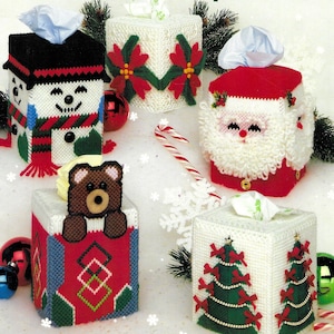 PDF con cartamodello vintage su tela di plastica • Cartamodello natalizio su tela di plastica • Modelli per scatole di fazzoletti di Natale • Albero di Babbo Natale con pupazzo di neve Camino con orsetto Noel