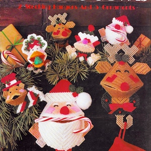 Livro de padrões de tela de plástico vintage Download digital em PDF • Padrão de tela de plástico com enfeite de árvore de Natal • Cervo de cabide de meia de Papai Noel de Natal