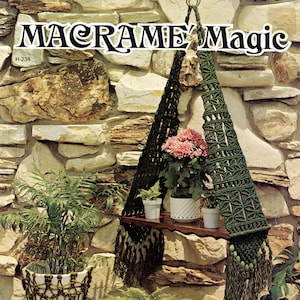 Peut inclure: Un porte-plantes en macramé vert avec une étagère en bois et trois plantes en pot. Le porte-plantes est suspendu à un mur en pierre. Le texte "MACRAME MAGIC" est imprimé en haut de l'image. Le texte "H-234" est imprimé sous le titre.