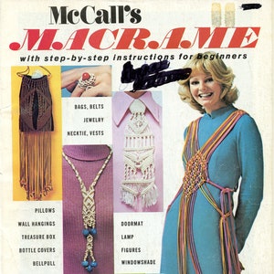 Op de afbeelding: Een vintage McCall's Macrame-patroonboek met stapsgewijze instructies voor beginners. De omslag toont een vrouw die een kleurrijk macrame-top en een groene macrame-riem draagt. Het boek toont ook voorbeelden van macrame-projecten, waaronder tassen, riemen, sieraden, kussens, wandtapijten, schat kisten, flesbedekkingen en beltrekkers.