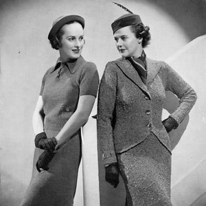 Puede incluir: Dos mujeres vistiendo atuendos de punto. La mujer de la izquierda lleva un vestido de punto gris con un sombrero a juego. La mujer de la derecha lleva una chaqueta y una falda de punto gris con un sombrero negro. El texto de la imagen dice "STANFORD (FEATHERDOWN) No. 4220-INSTRUCTIONS ON PAGE 8" y "CUMBERLAND (HOMESPUN NUB YARN) No. 4221-INSTRUCTIONS ON PAGE 9".