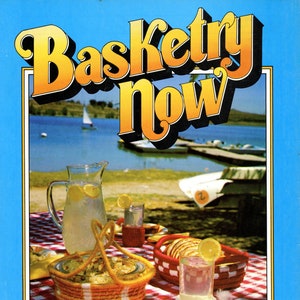Puede incluir: Una portada de libro con el título "Basketry Now" en letras grandes de color amarillo. La portada presenta una foto de una mesa de picnic con una jarra de limonada, una cesta y un vaso de limonada. El texto de la portada dice "11 Cestas Impresionantes Super Simples Para Tu Hogar Completo Con Instrucciones Paso a Paso E Ilustraciones."