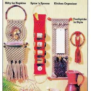 Vintage Makramee Musterbuch PDF Download • Makramee Küchenmusterbuch • Serviettenhalter aus Makramee zum Aufhängen mit Holzlöffel und Gewürzregal